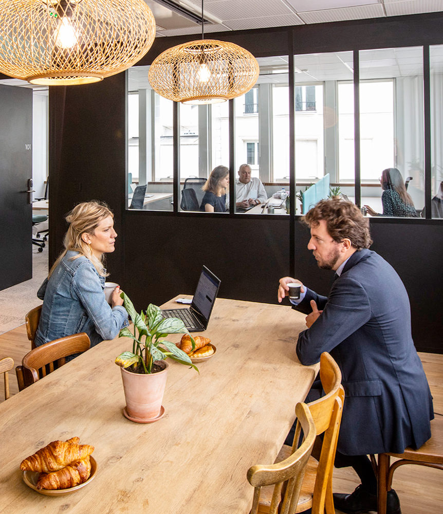 Deux collaborateurs autour d'une table